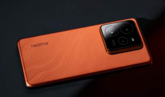 真我GT8Pro上市，高端性能游戏机型好用吗？