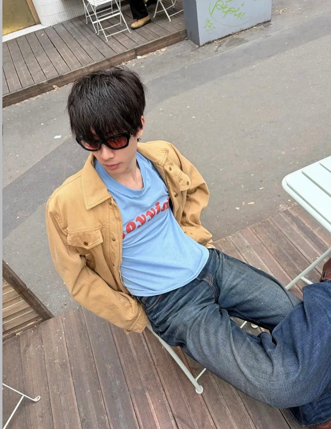 男生衣橱里最被低估的单品？穿对了，棕色外套比黑色更显气场！