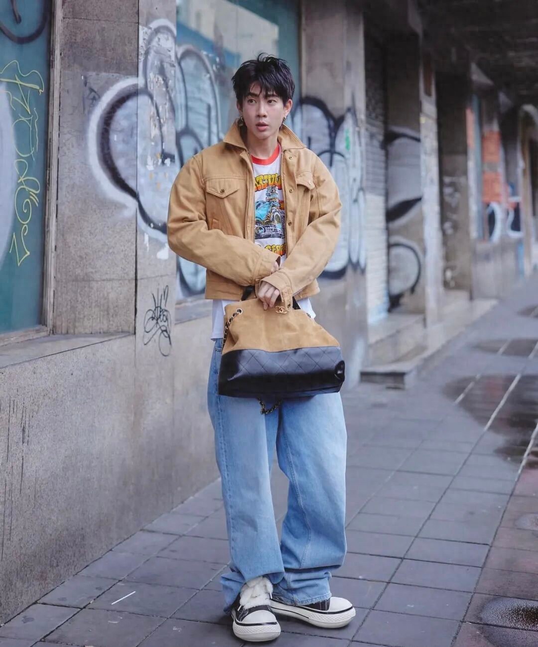 男生衣橱里最被低估的单品？穿对了，棕色外套比黑色更显气场！