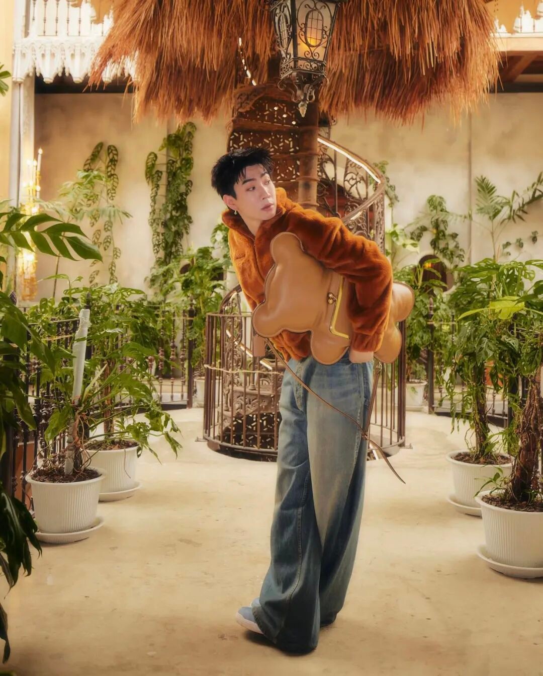 男生衣橱里最被低估的单品？穿对了，棕色外套比黑色更显气场！