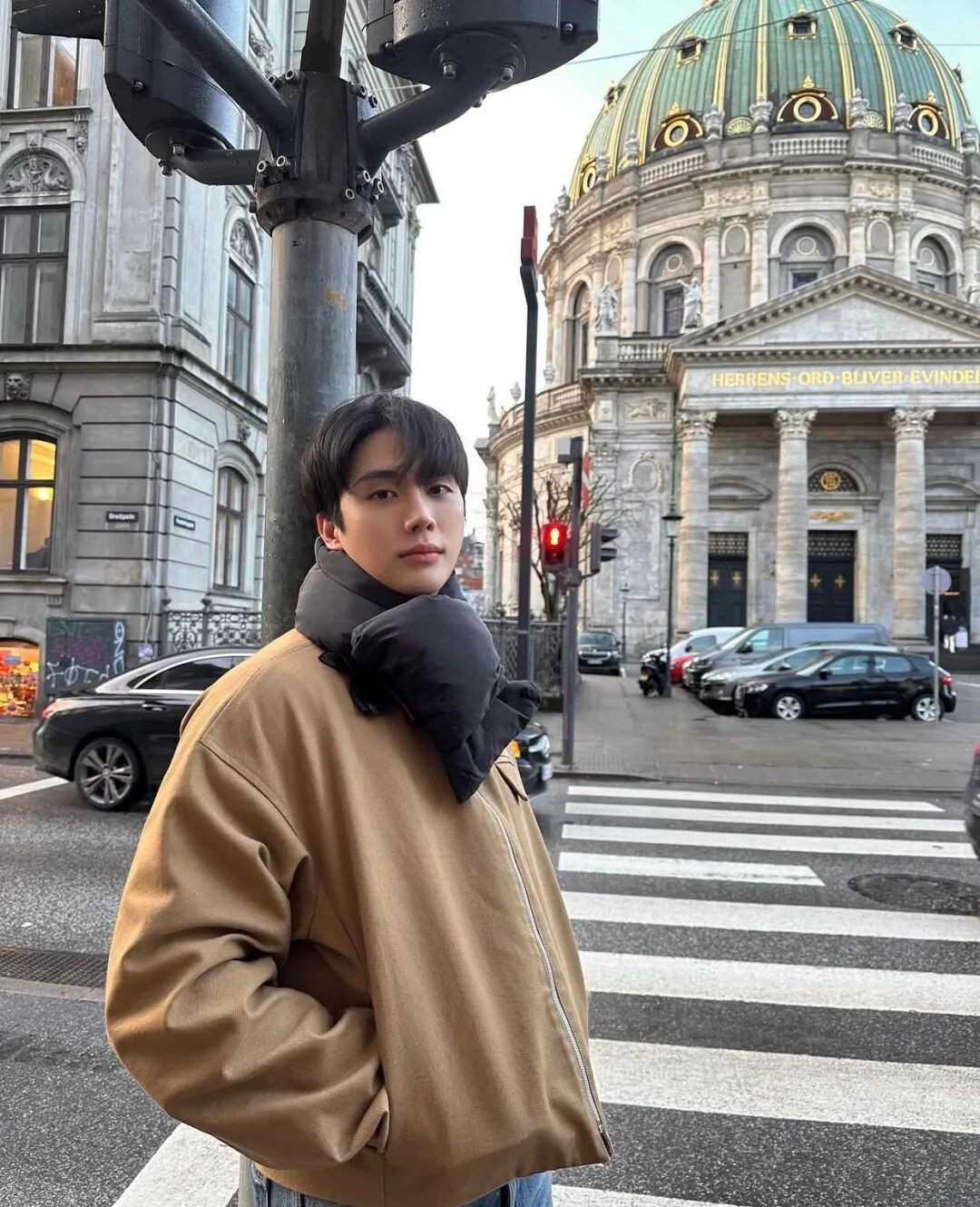 男生衣橱里最被低估的单品？穿对了，棕色外套比黑色更显气场！