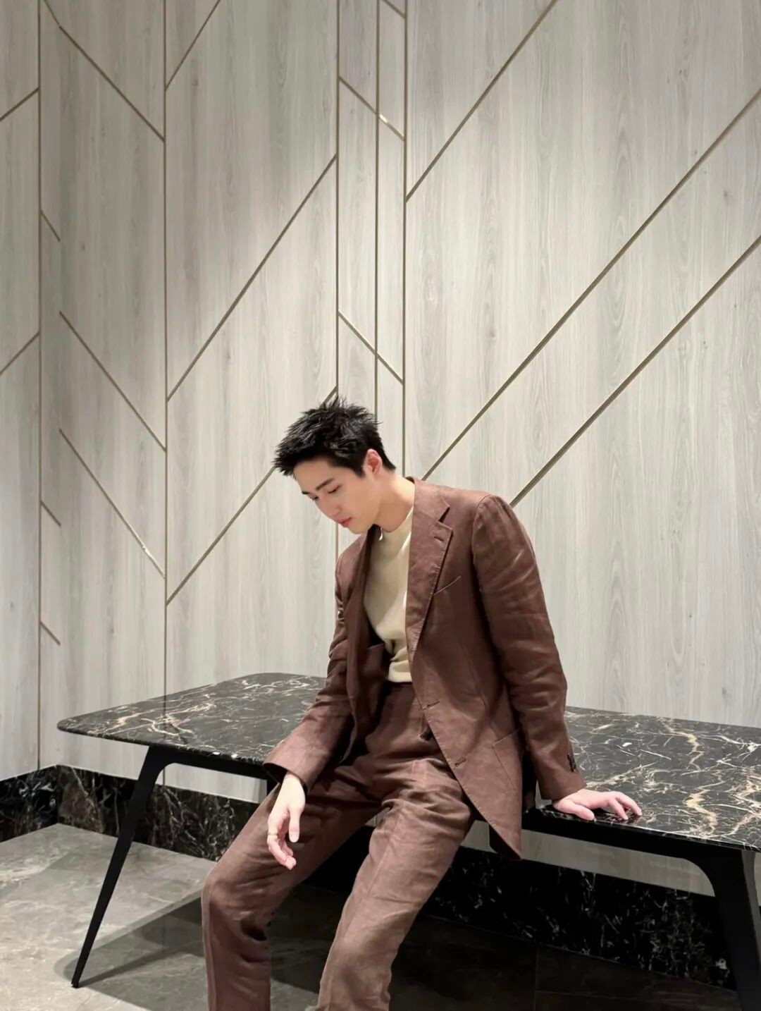 男生衣橱里最被低估的单品？穿对了，棕色外套比黑色更显气场！