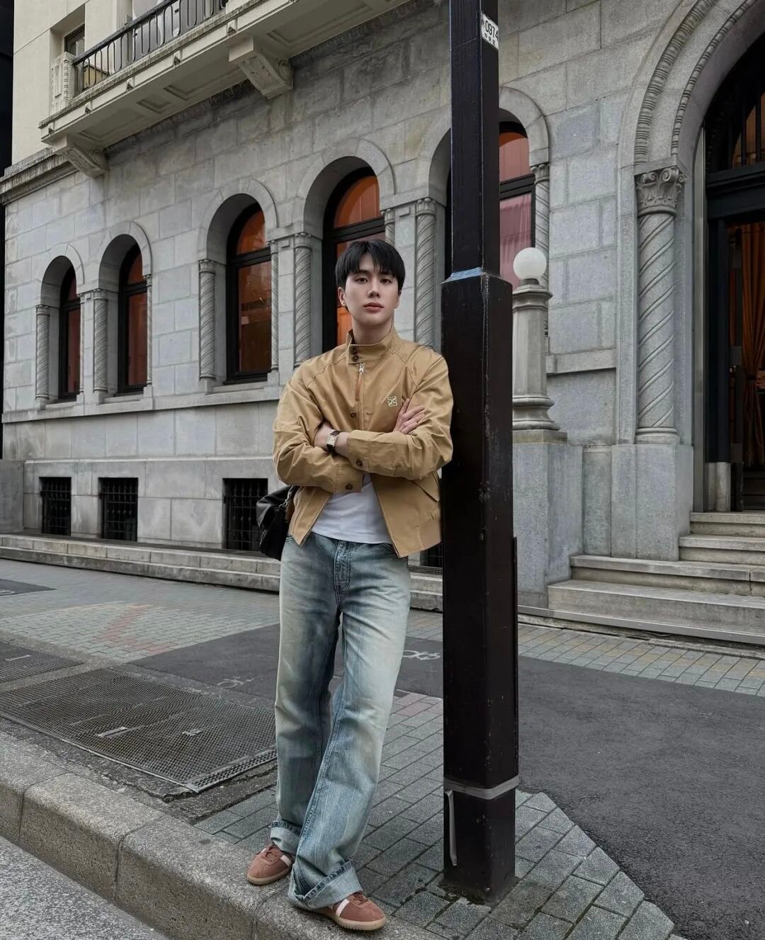 男生衣橱里最被低估的单品？穿对了，棕色外套比黑色更显气场！