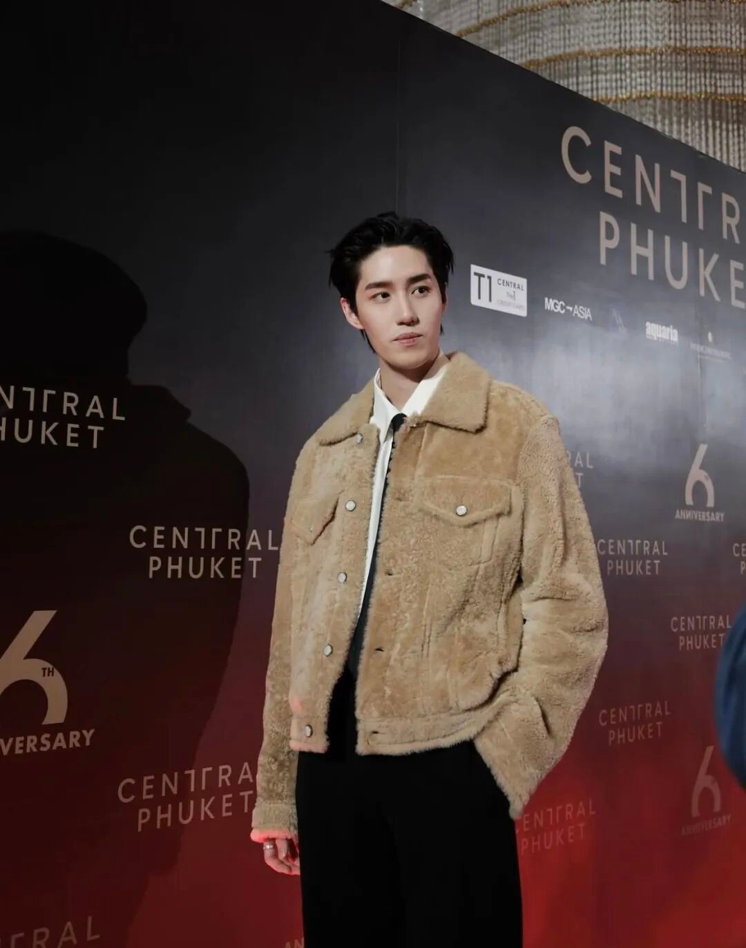 男生衣橱里最被低估的单品？穿对了，棕色外套比黑色更显气场！