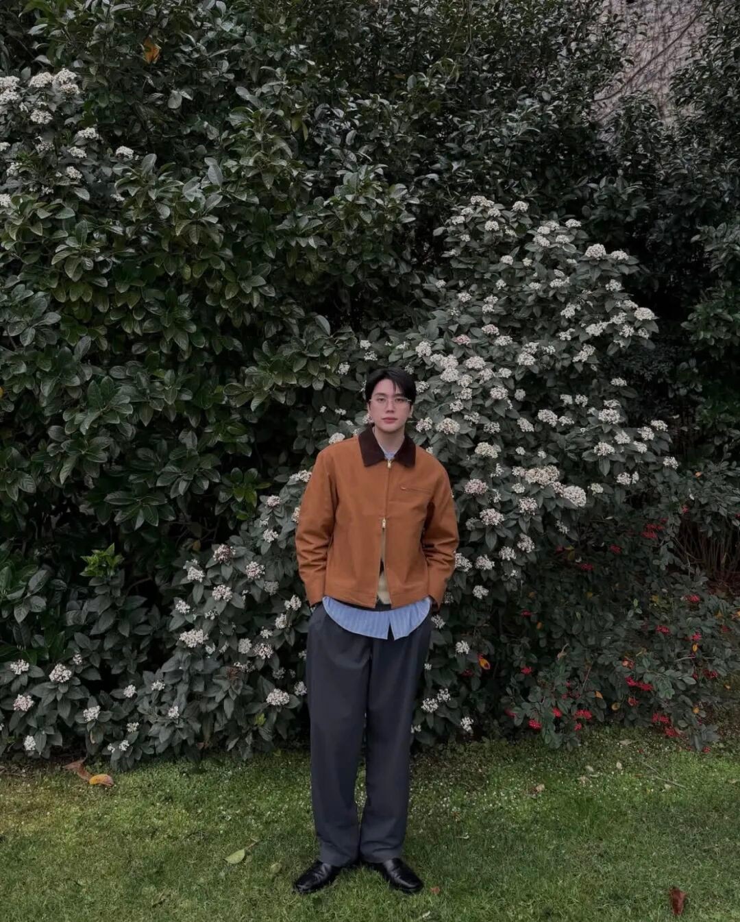 男生衣橱里最被低估的单品？穿对了，棕色外套比黑色更显气场！