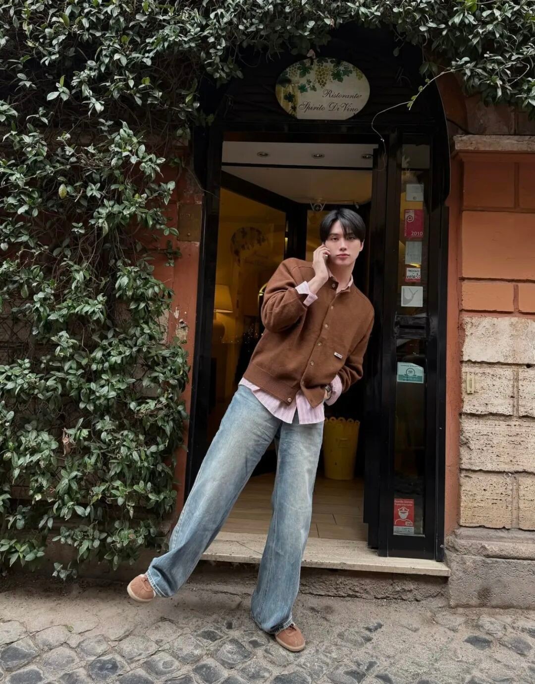 男生衣橱里最被低估的单品？穿对了，棕色外套比黑色更显气场！