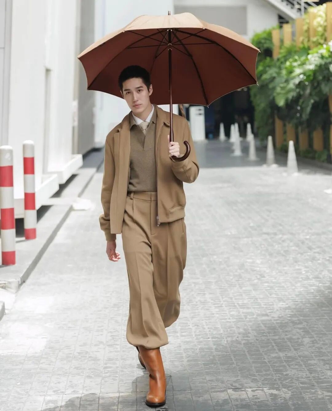 男生衣橱里最被低估的单品？穿对了，棕色外套比黑色更显气场！