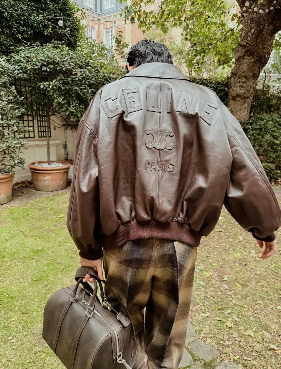 男生衣橱里最被低估的单品？穿对了，棕色外套比黑色更显气场！