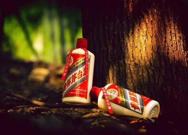 明明业绩还不错，为什么说茅台都开始跌落神坛？