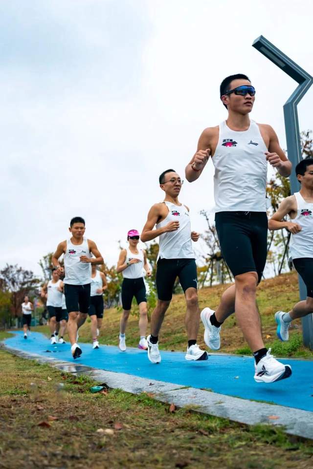 2年收入翻了125倍，沃兰迪如何靠一款跑鞋崛起