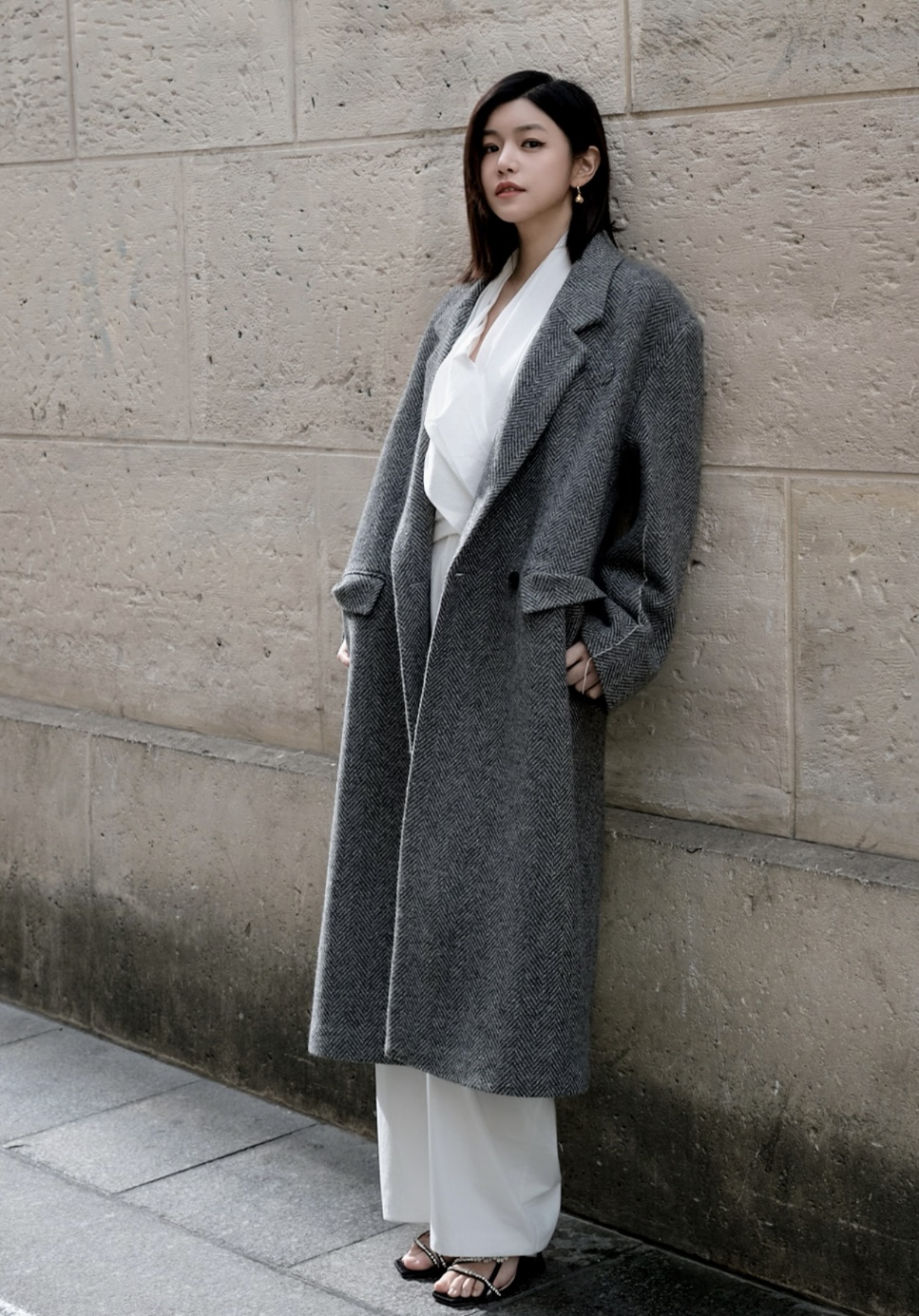 褪去沈佳宜的清纯感，陈妍希OL穿搭分享，成熟与自信并存