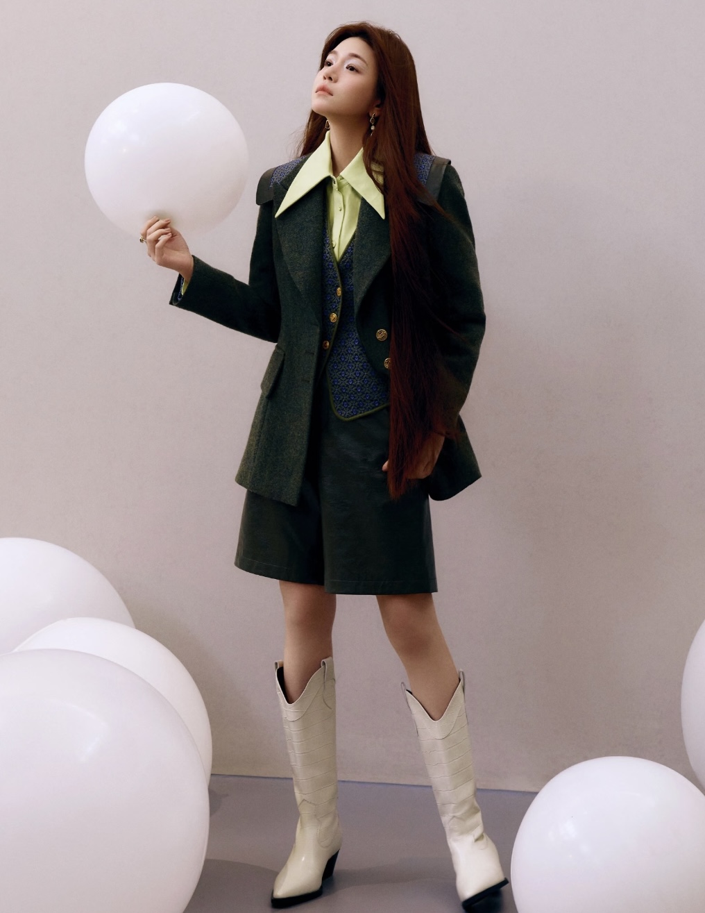 褪去沈佳宜的清纯感，陈妍希OL穿搭分享，成熟与自信并存