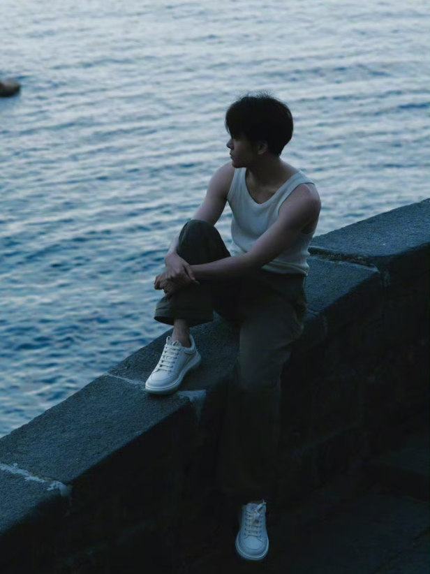 麒麟臂这样穿才帅！男生无袖背心“显壮不显胖”秘籍！