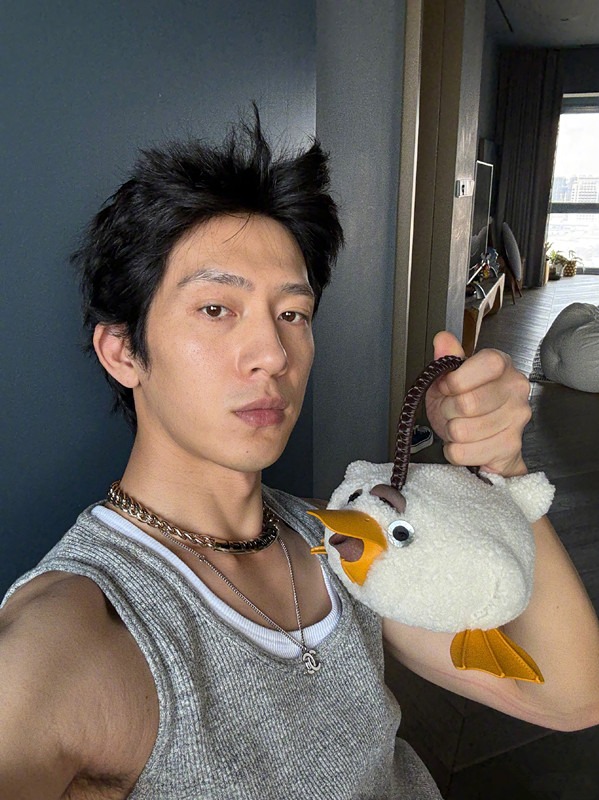 谁说男明星只会花里胡哨？井柏然的私服穿搭是高级审美！抄吧！