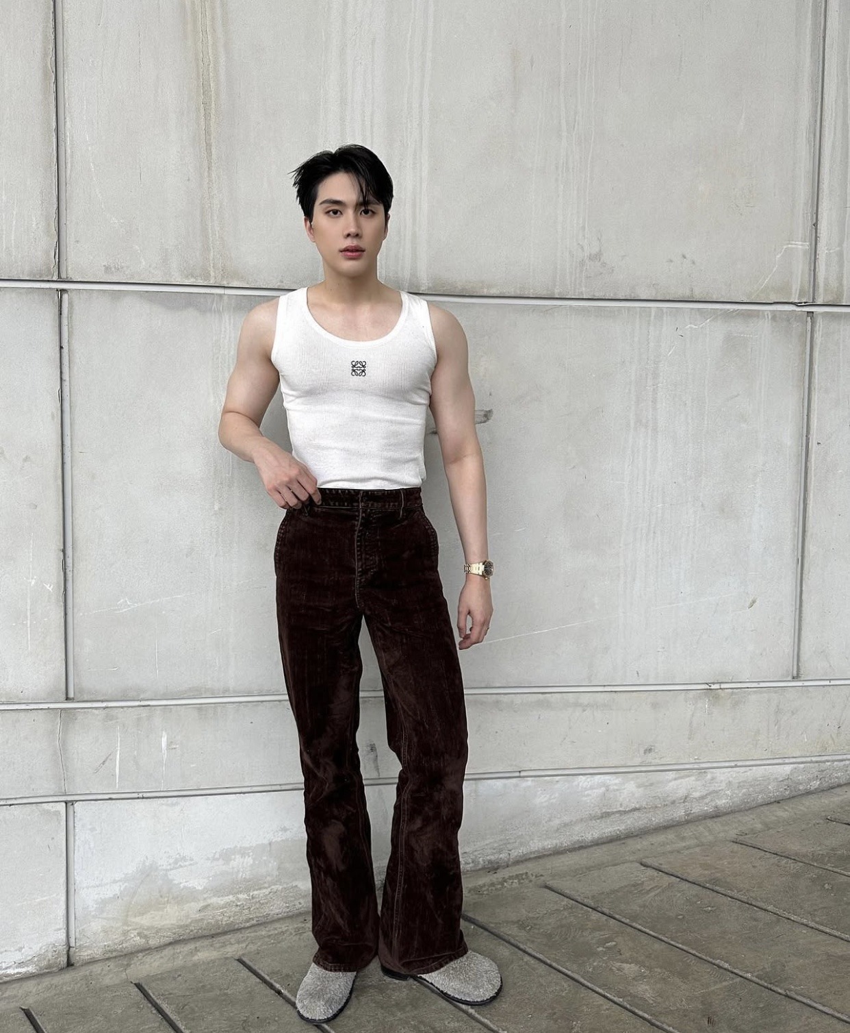 什么样的男人穿背心才不油腻？选对款+练好肩臂！