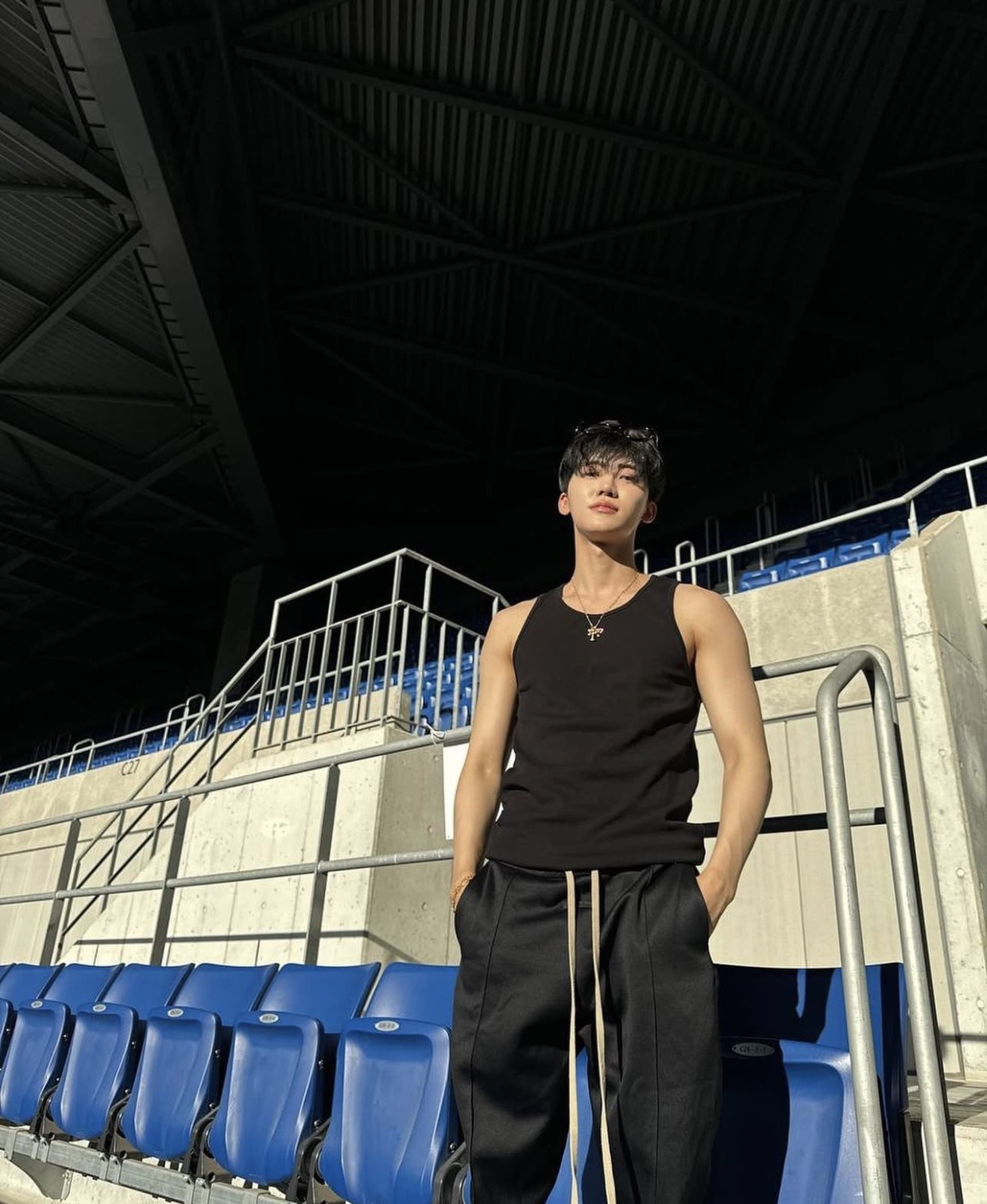 什么样的男人穿背心才不油腻？选对款+练好肩臂！