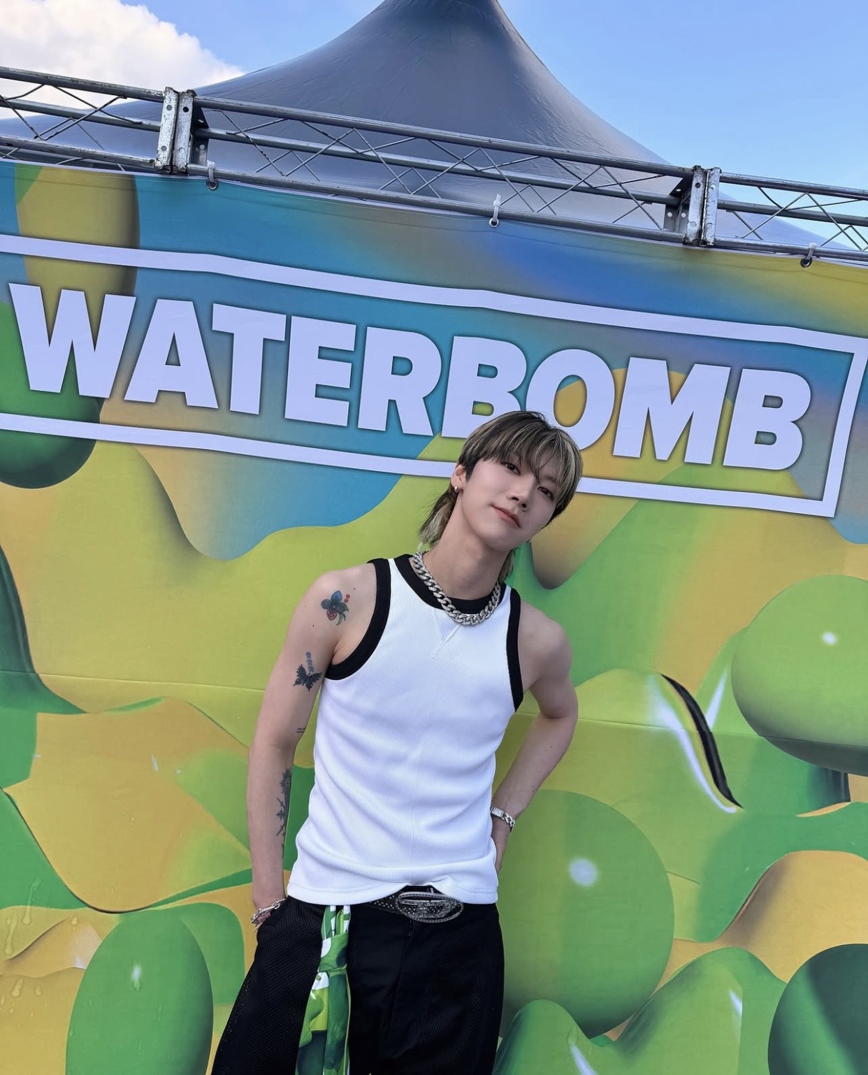 什么样的男人穿背心才不油腻？选对款+练好肩臂！