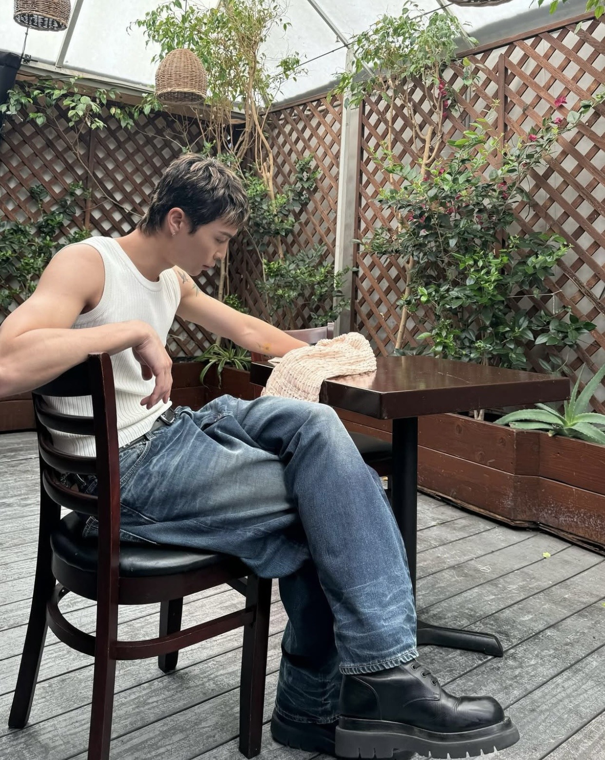 什么样的男人穿背心才不油腻？选对款+练好肩臂！