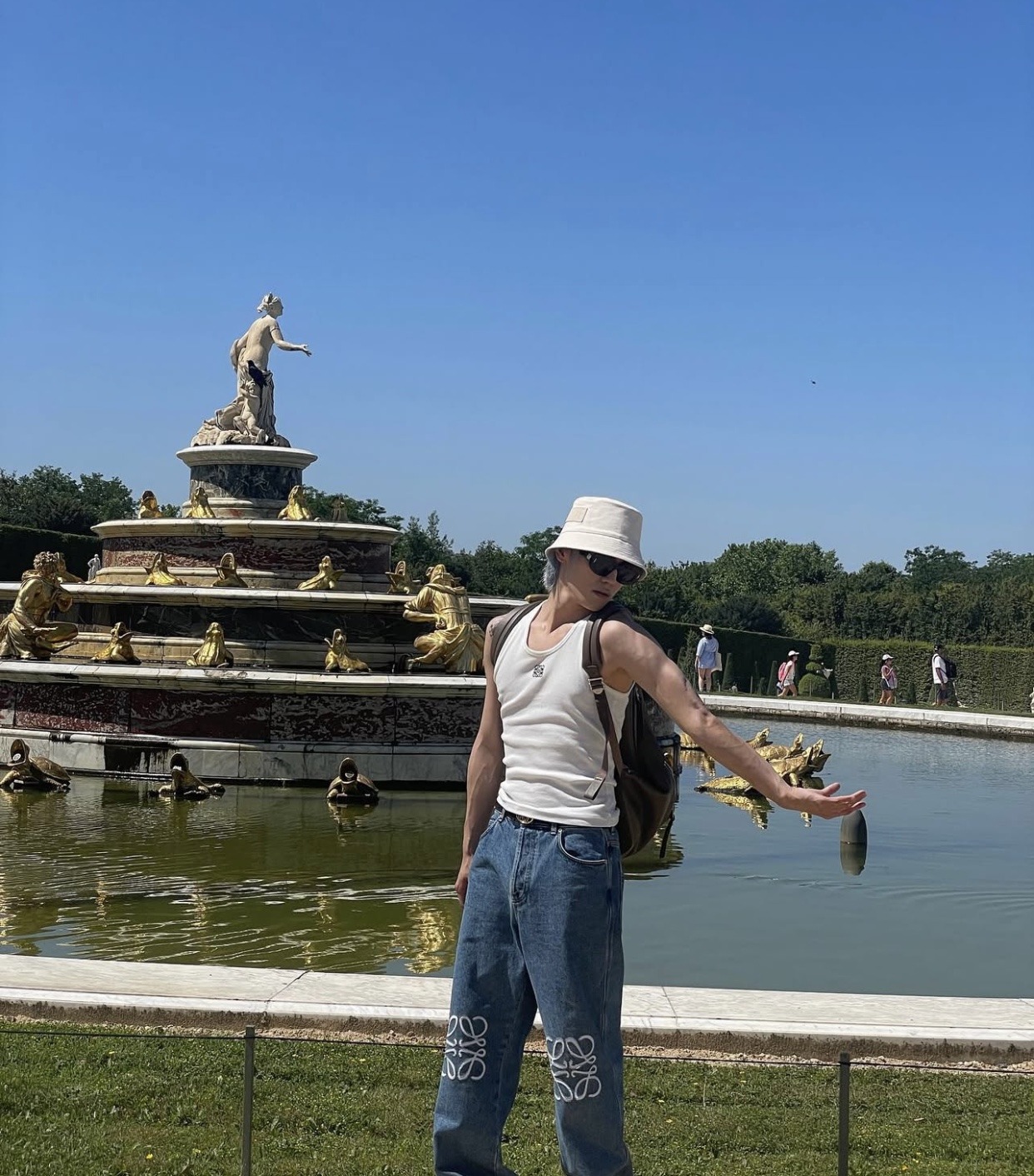 什么样的男人穿背心才不油腻？选对款+练好肩臂！