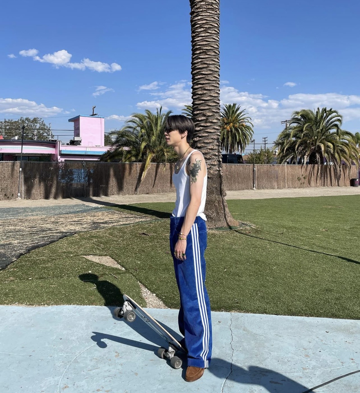 什么样的男人穿背心才不油腻？选对款+练好肩臂！