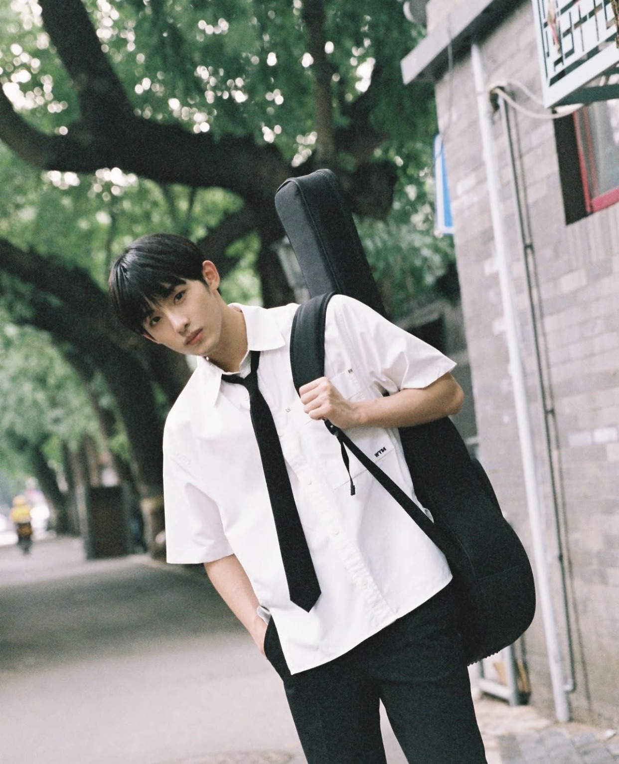 普通男生别慌！短袖衬衫“逆天改命”穿搭法，让你悄悄提升颜值！