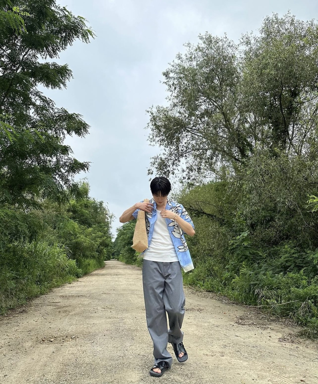 普通男生别慌！短袖衬衫“逆天改命”穿搭法，让你悄悄提升颜值！