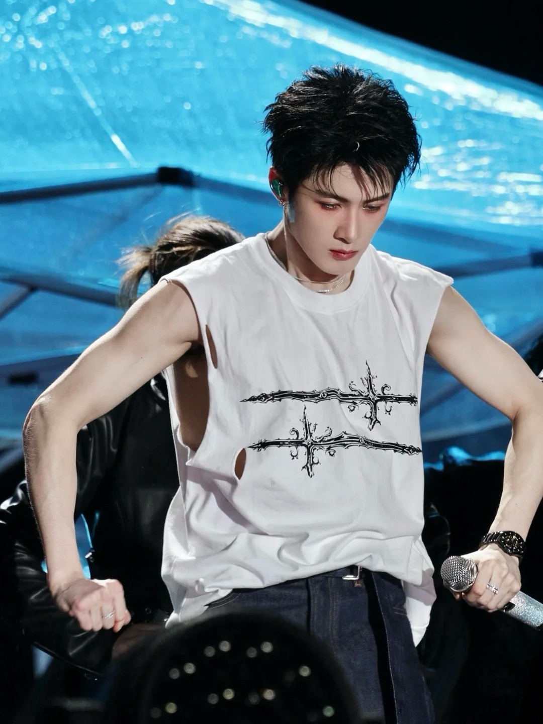 麒麟臂这样穿才帅！男生无袖背心“显壮不显胖”秘籍！