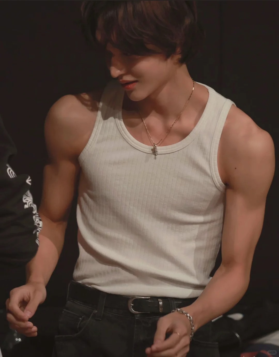 麒麟臂这样穿才帅！男生无袖背心“显壮不显胖”秘籍！