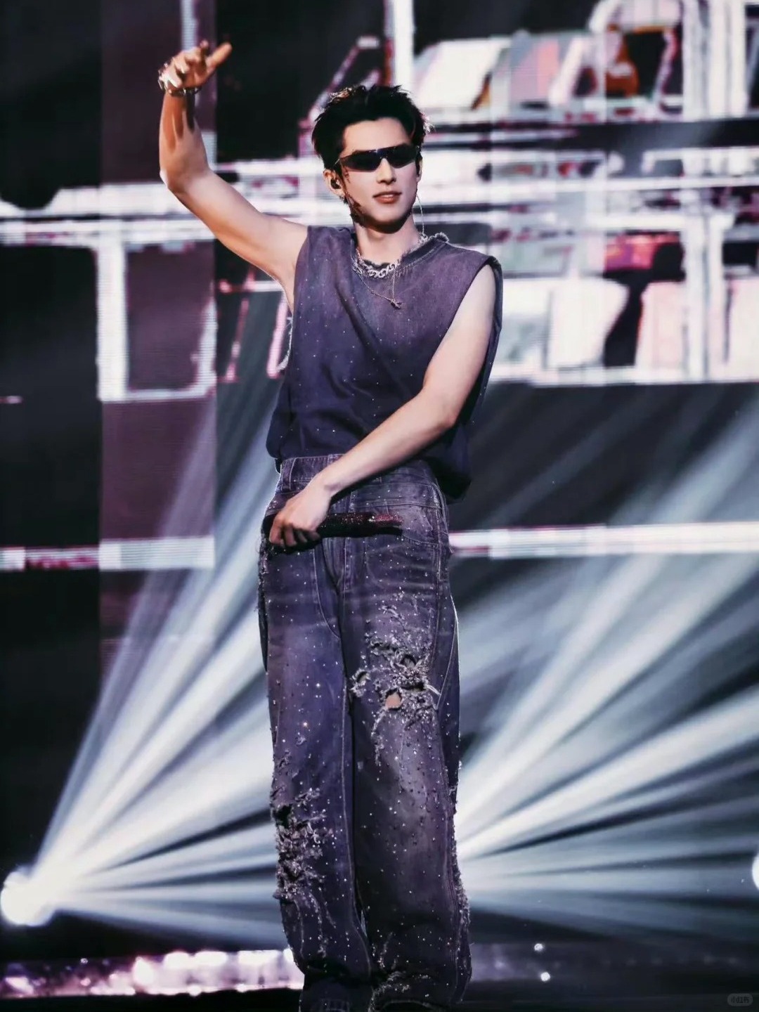 麒麟臂这样穿才帅！男生无袖背心“显壮不显胖”秘籍！