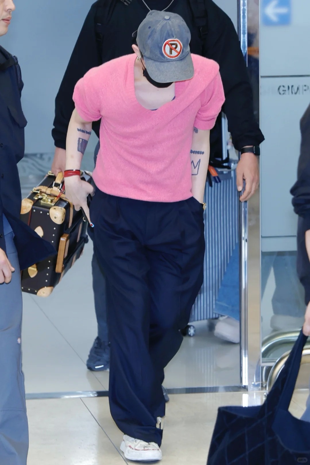 男生穿粉色=娘？NO！这才是真正的自信与时尚态度！