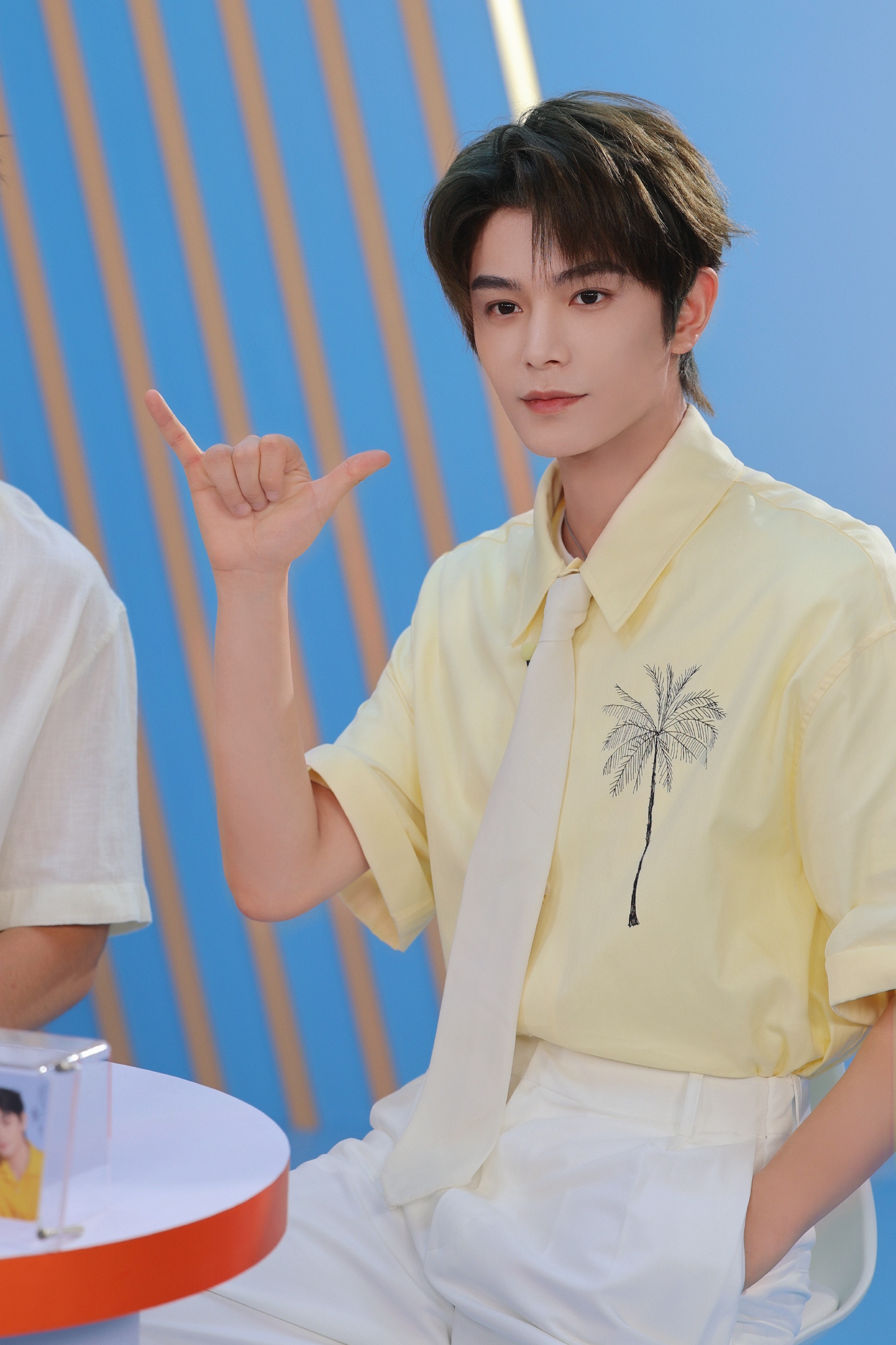 论清爽感，我只服丁禹兮！他的短袖衬衫穿搭太“洗眼睛”了！