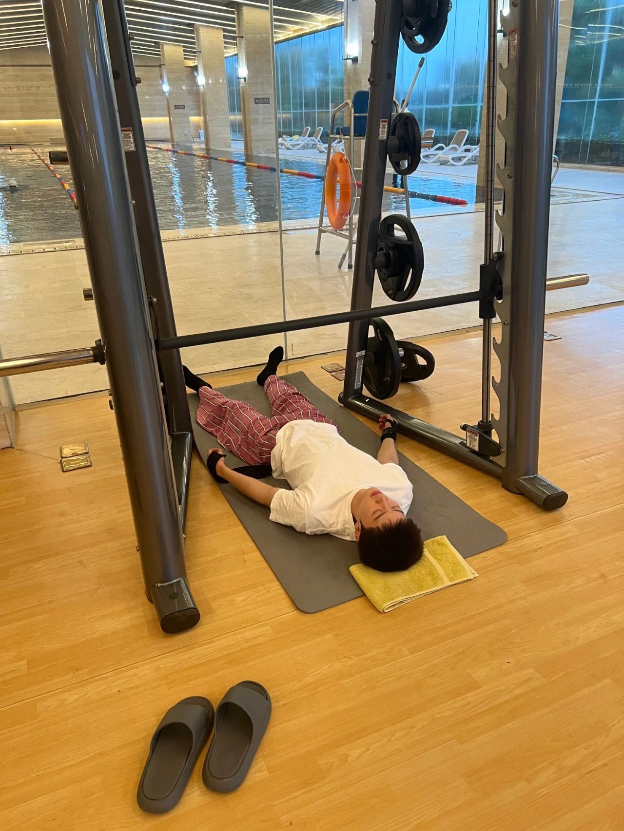 “爸味”拖鞋OUT：楼下倒垃圾穿法进阶潮男出街穿法！