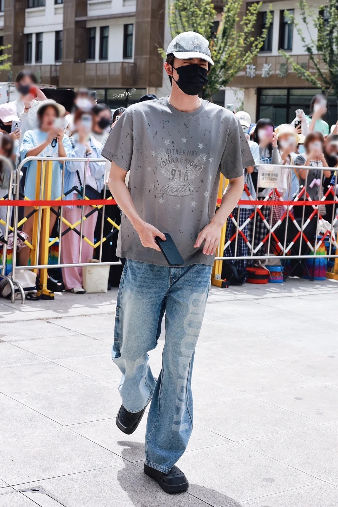 同样是T恤牛仔裤，为什么女生总多看他们两眼？秘密全在配饰上！