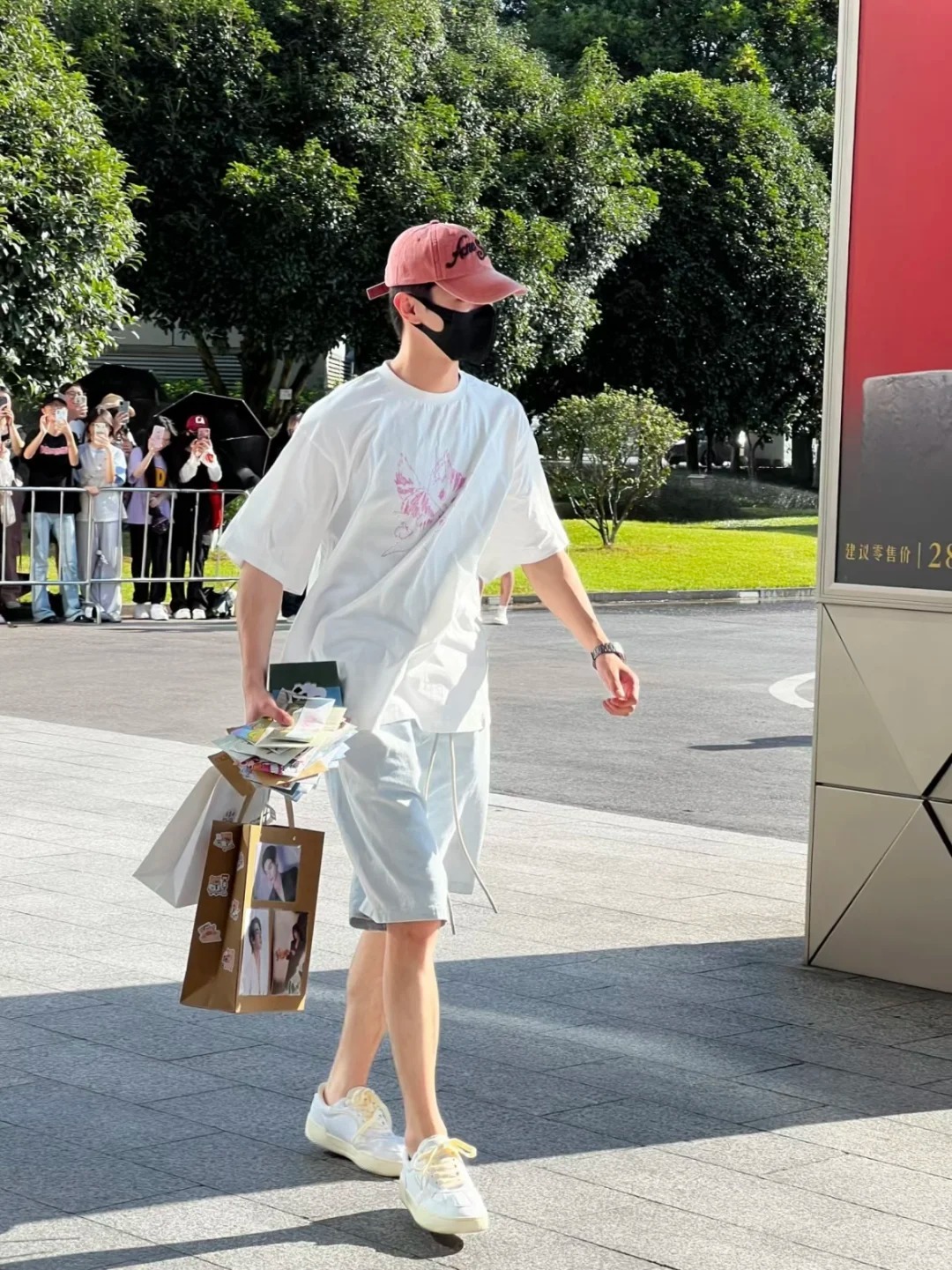 同样是T恤牛仔裤，为什么女生总多看他们两眼？秘密全在配饰上！