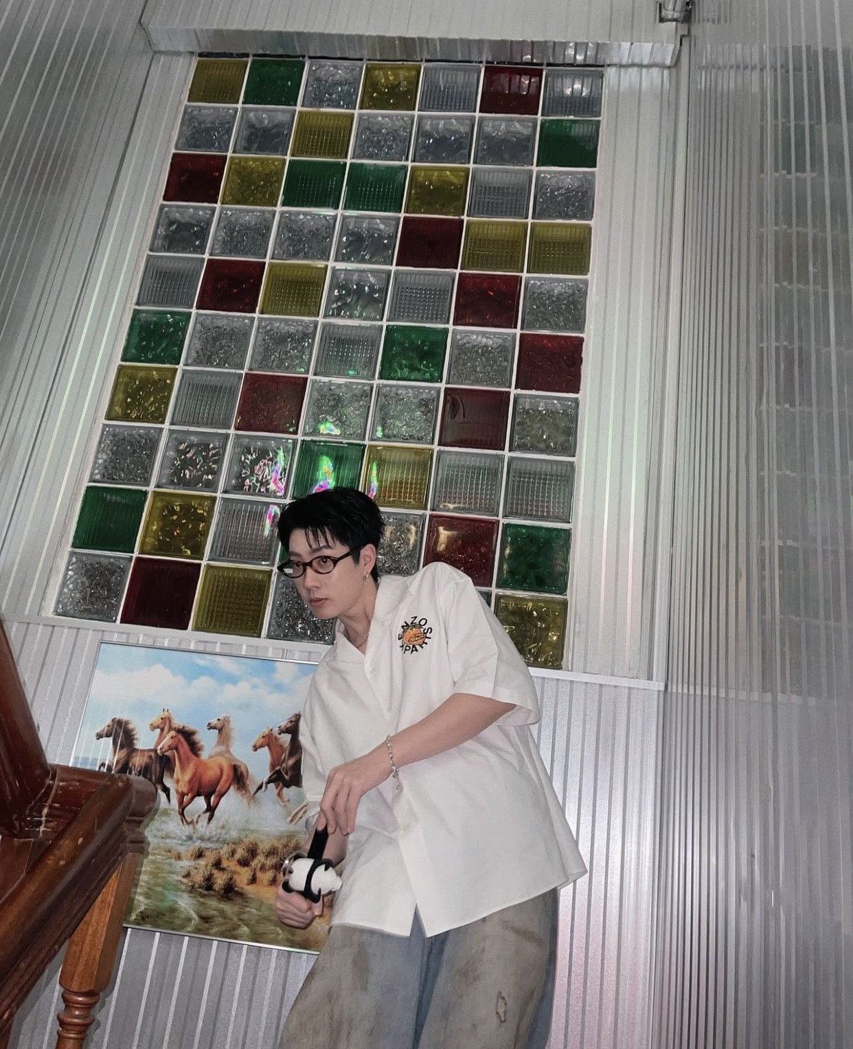 同样是T恤牛仔裤，为什么女生总多看他们两眼？秘密全在配饰上！