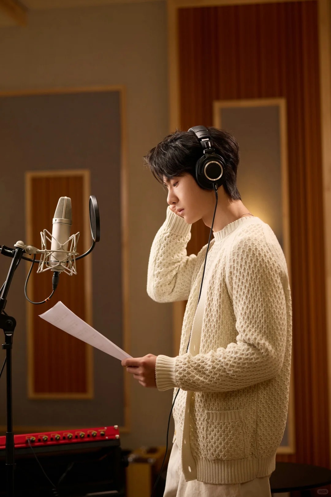 一件开衫，多重气质：今秋做最干净的温柔男生