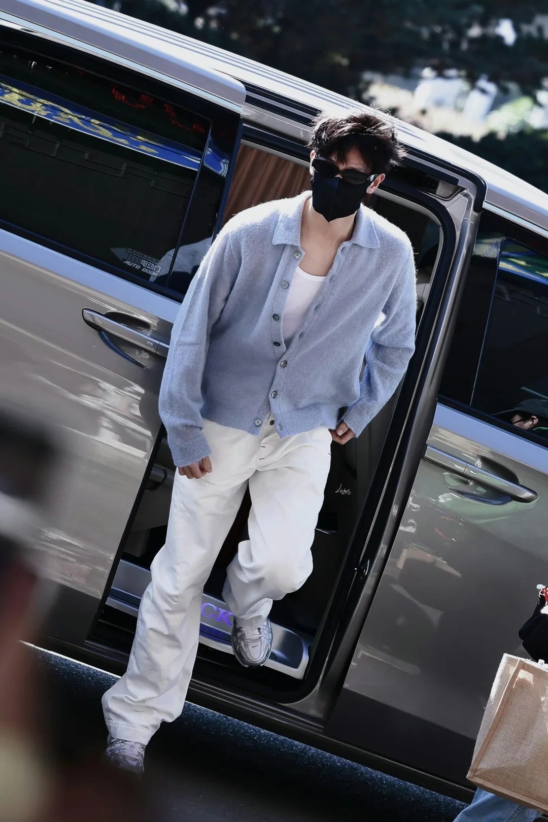 一件开衫，多重气质：今秋做最干净的温柔男生