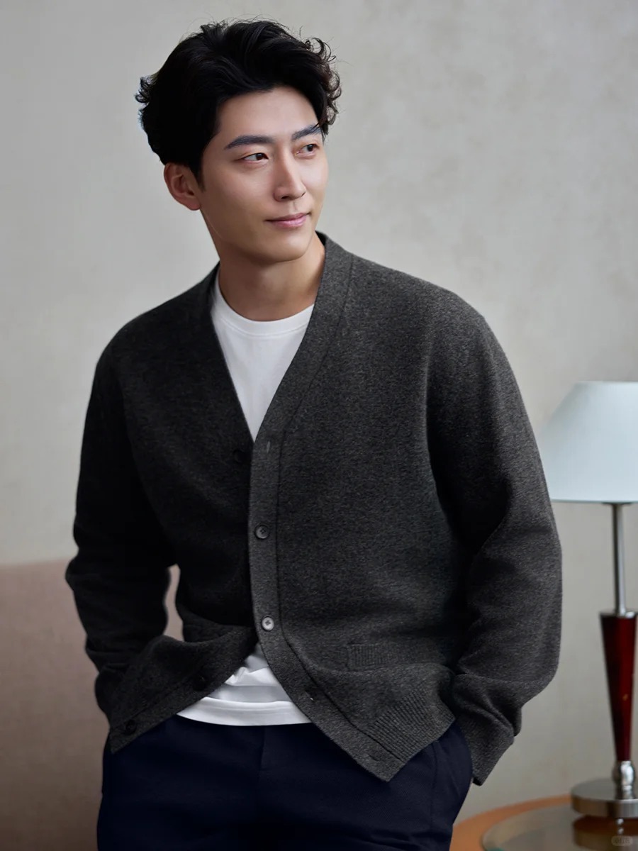 一件开衫，多重气质：今秋做最干净的温柔男生