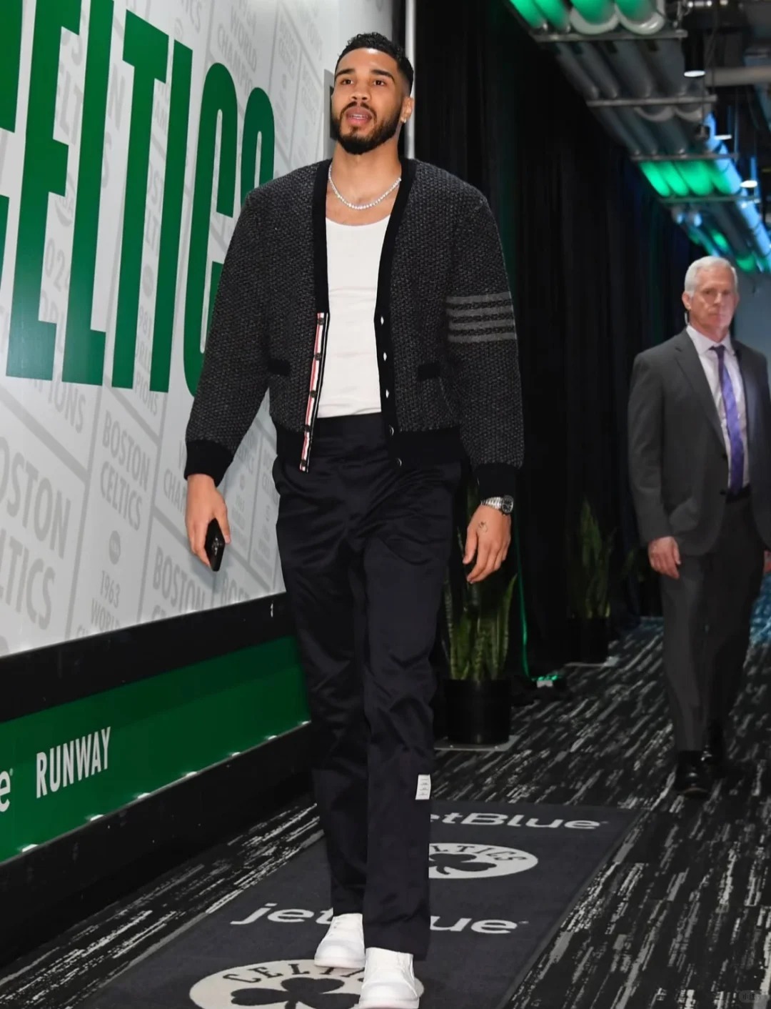 一件开衫，多重气质：今秋做最干净的温柔男生