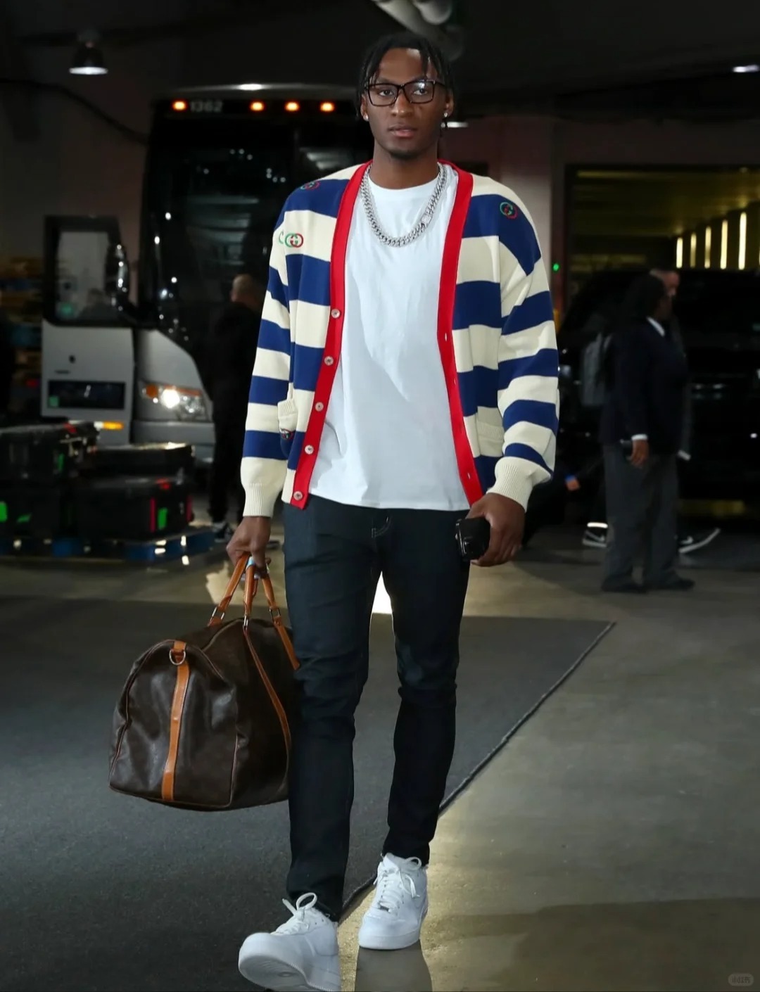 一件开衫，多重气质：今秋做最干净的温柔男生