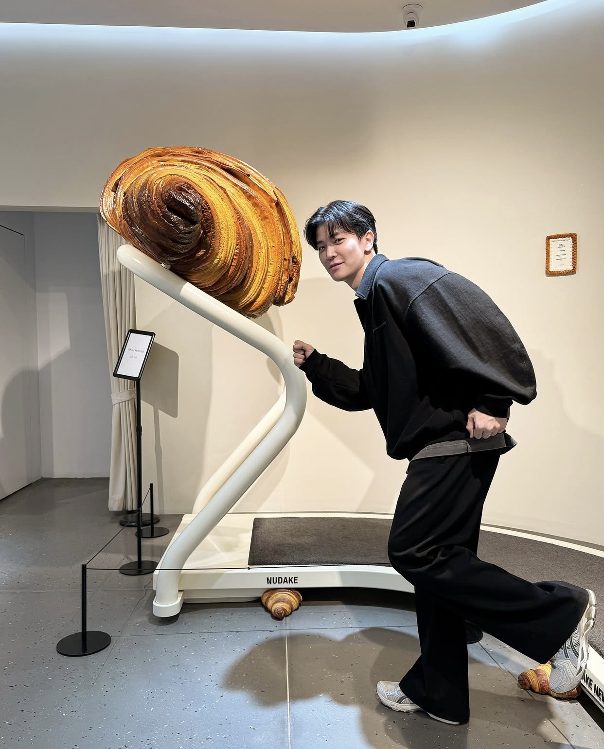 高阶男性的穿衣指南：你的穿搭在“炫富”，他的穿搭在“显贵”