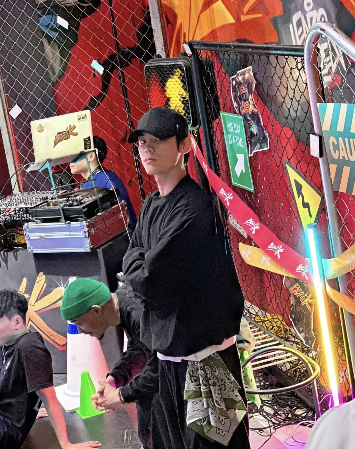 男人过了20岁，别再乱穿卫衣了！学学这几种“低调高级”穿法